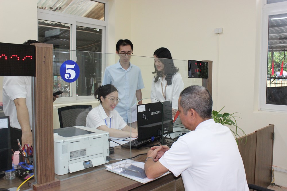 Hà Nội: Ngày đầu tiên thực hiện chính quyền 2 cấp, người dân phấn khởi vì thủ tục nhanh gọn - ảnh 1