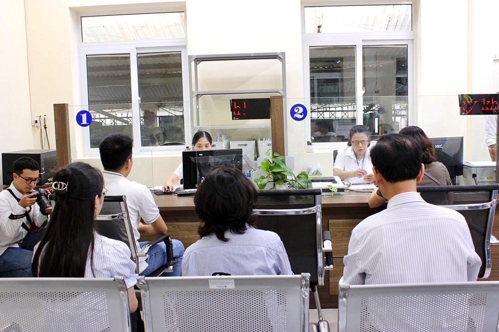 Hà Nội: Ngày đầu tiên thực hiện chính quyền 2 cấp, người dân phấn khởi vì thủ tục nhanh gọn - ảnh 2