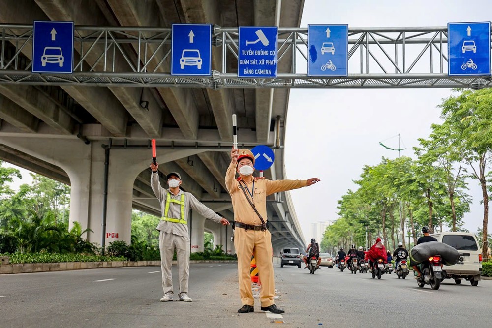 Xây dựng thói quen di chuyển an toàn trên các tuyến đường mới phân làn của người dân Thủ đô - ảnh 2