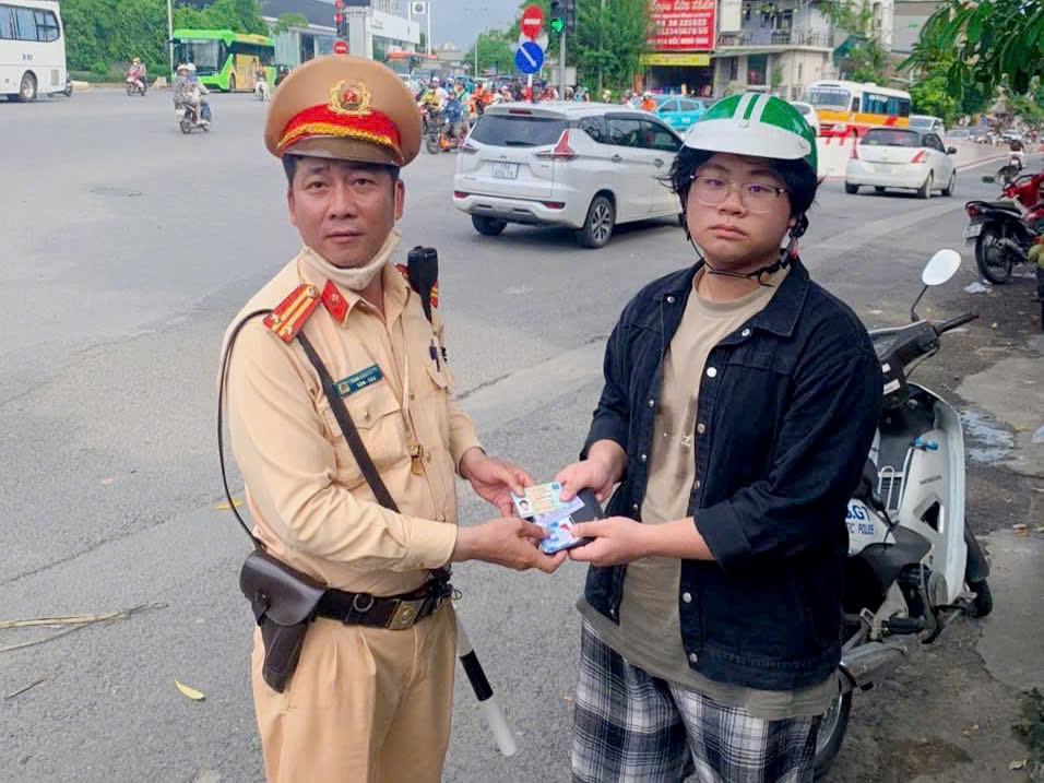 Nam sinh viên xúc động được cảnh sát giao thông Hà Nội trao trả ví đánh rơi - ảnh 1