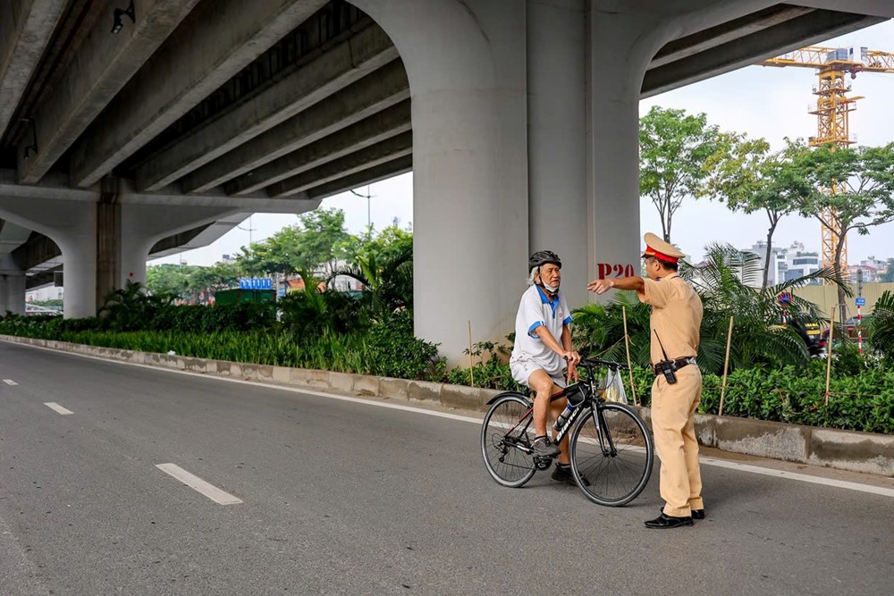 Xây dựng thói quen di chuyển an toàn trên các tuyến đường mới phân làn của người dân Thủ đô - ảnh 4