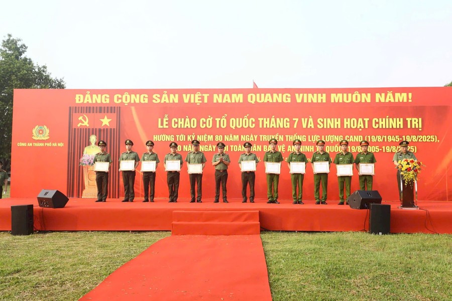 Công an Hà Nội tổ chức Lễ chào cờ Tổ quốc tại Hoàng thành Thăng Long - ảnh 3