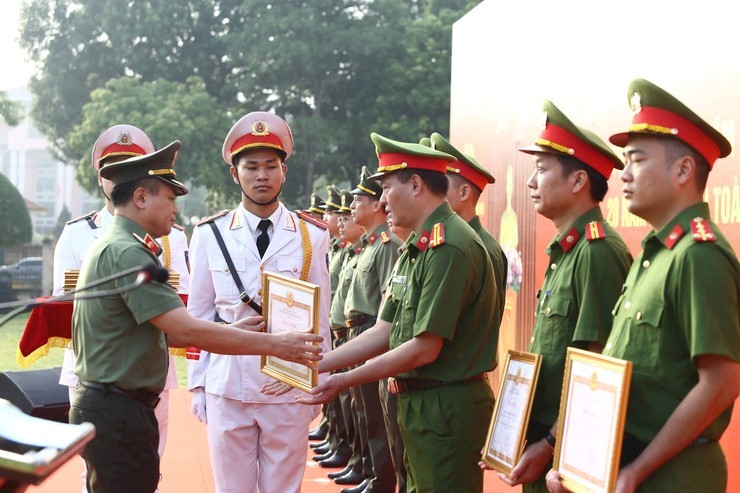 Công an Hà Nội tổ chức Lễ chào cờ Tổ quốc tại Hoàng thành Thăng Long - ảnh 2