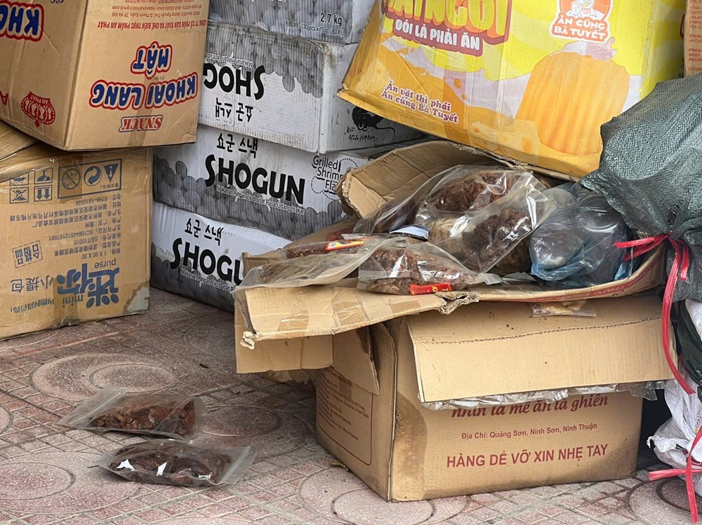 Hà Nội: Tiêu hủy 25 tấn bánh, kẹo, thực phẩm bẩn tại làng nghề La Phù - ảnh 2
