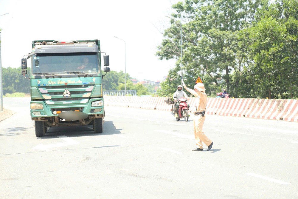 Hà Nội kiên quyết xử lý xe quá tải trên Quốc lộ 32 - ảnh 1
