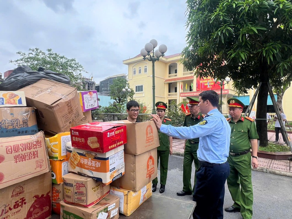Hà Nội: Tiêu hủy 25 tấn bánh, kẹo, thực phẩm bẩn tại làng nghề La Phù - ảnh 3