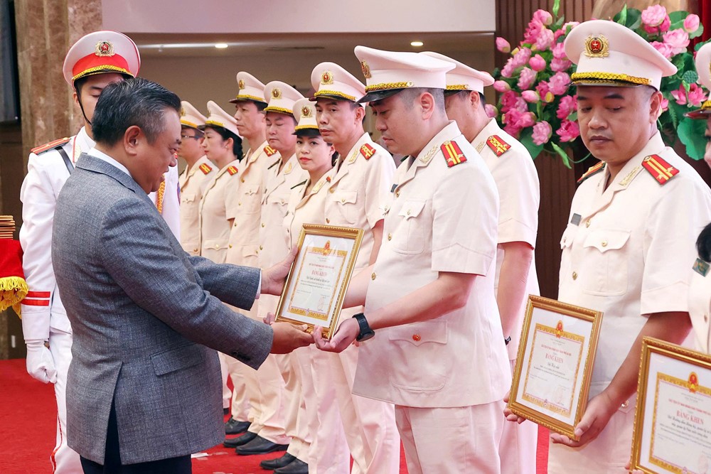Hà Nội gặp mặt, biểu dương điển hình tiên tiến tiêu biểu của Công an Thủ đô - ảnh 4