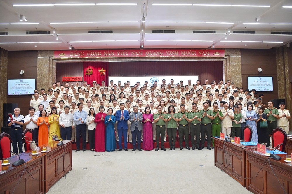 Hà Nội gặp mặt, biểu dương điển hình tiên tiến tiêu biểu của Công an Thủ đô - ảnh 5