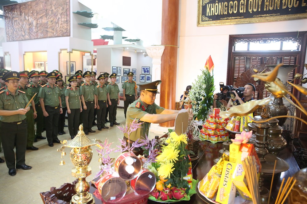 Thiêng liêng và xúc động với hành trình “Về nguồn” của Công an Hà Nội - ảnh 1