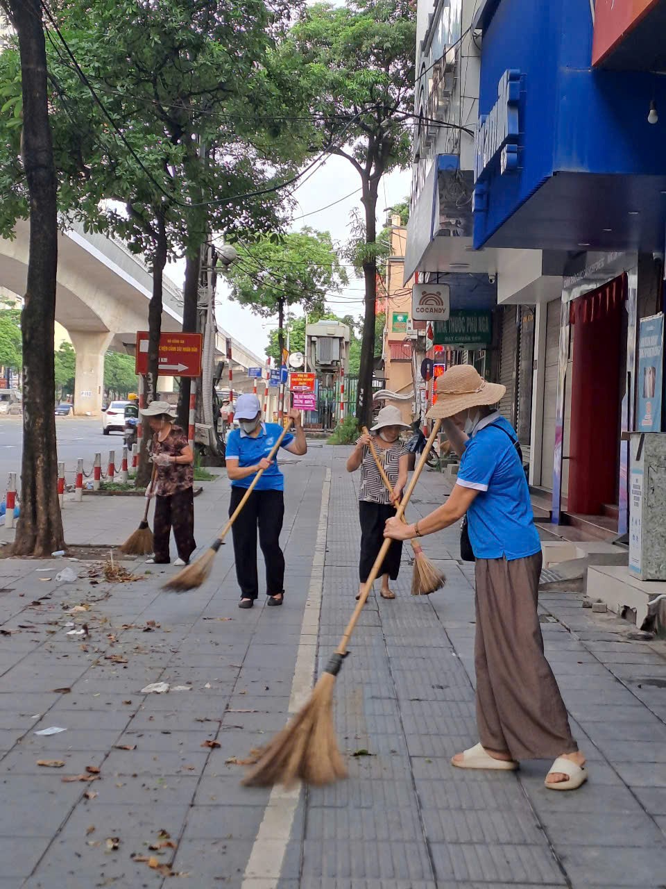 Phường Phú Diễn ra quân tổng vệ sinh môi trường, làm sạch không gian sống - ảnh 10