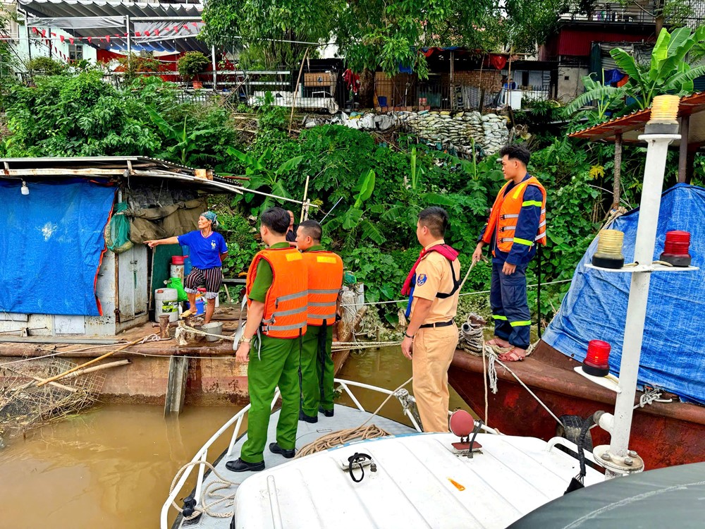 Hà Nội: Liên ngành kiểm tra, tuyên truyền phòng chống bão trên tuyến sông Hồng - ảnh 3