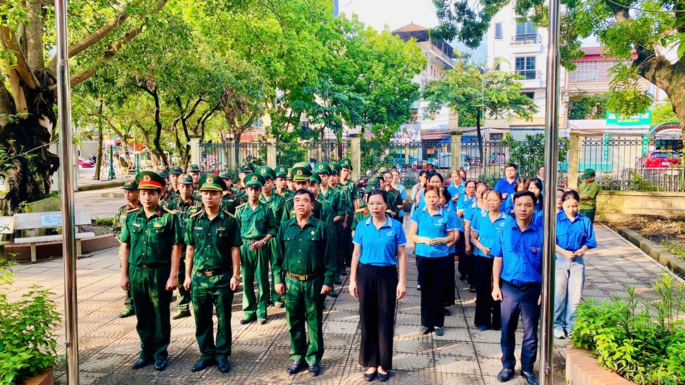 Phường Phú Diễn ra quân tổng vệ sinh môi trường, làm sạch không gian sống - ảnh 3