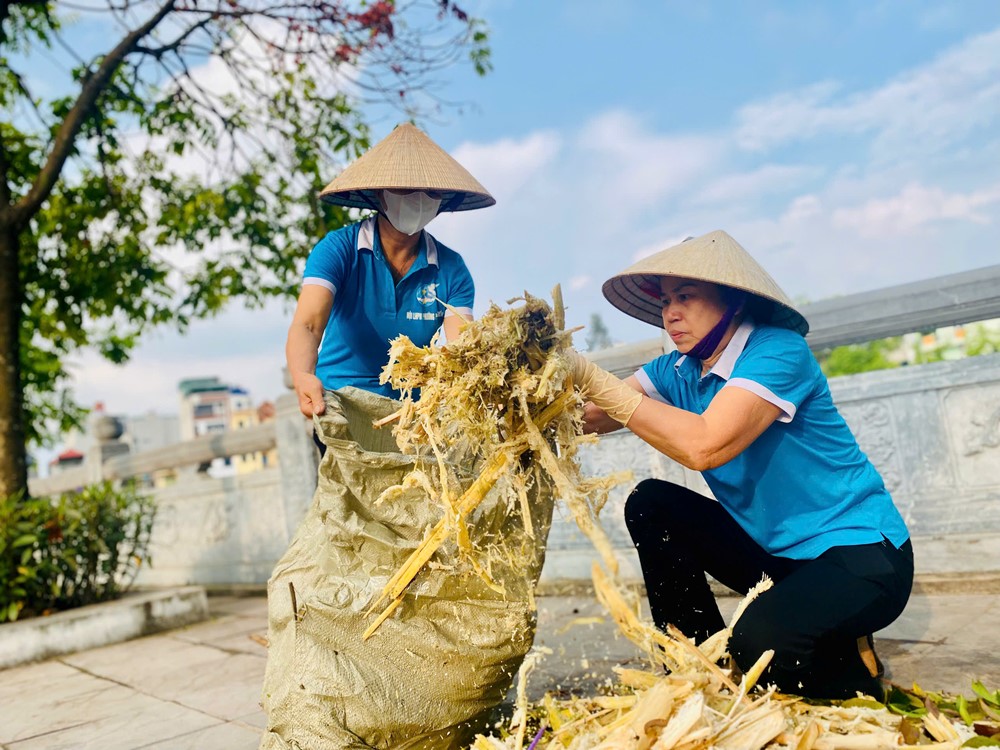 Phường Phú Diễn ra quân tổng vệ sinh môi trường, làm sạch không gian sống - ảnh 6
