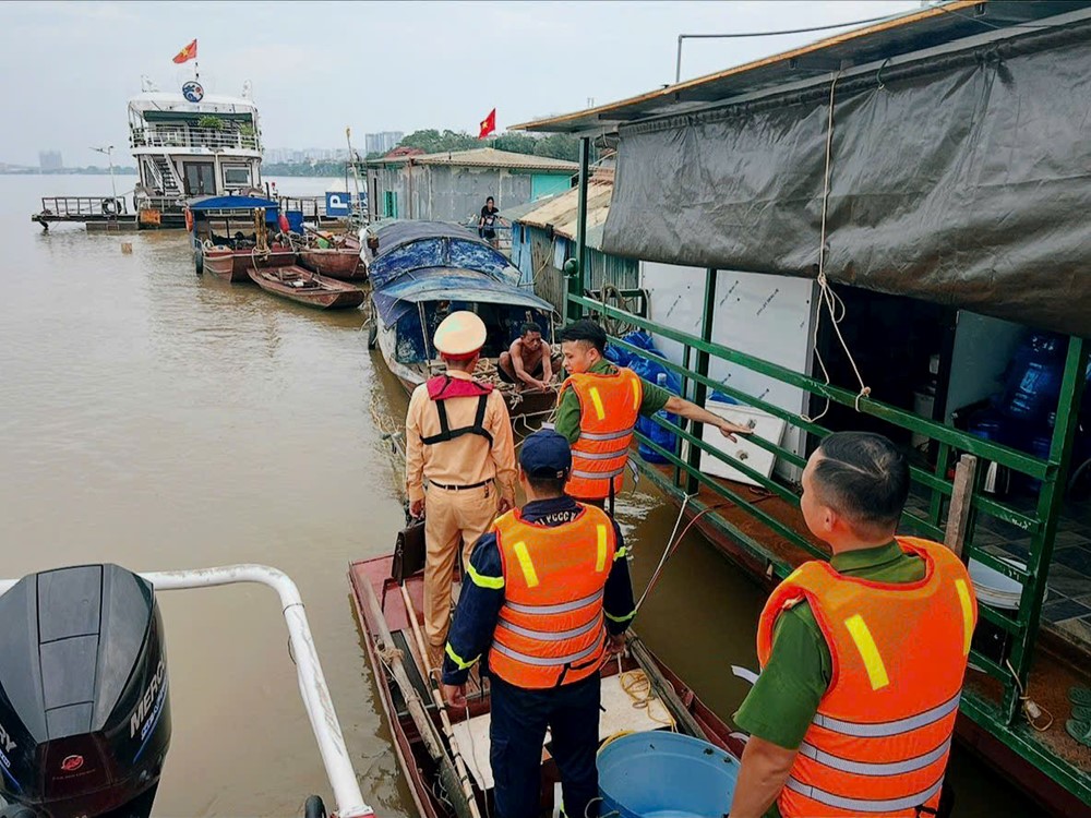 Hà Nội: Liên ngành kiểm tra, tuyên truyền phòng chống bão trên tuyến sông Hồng - ảnh 4