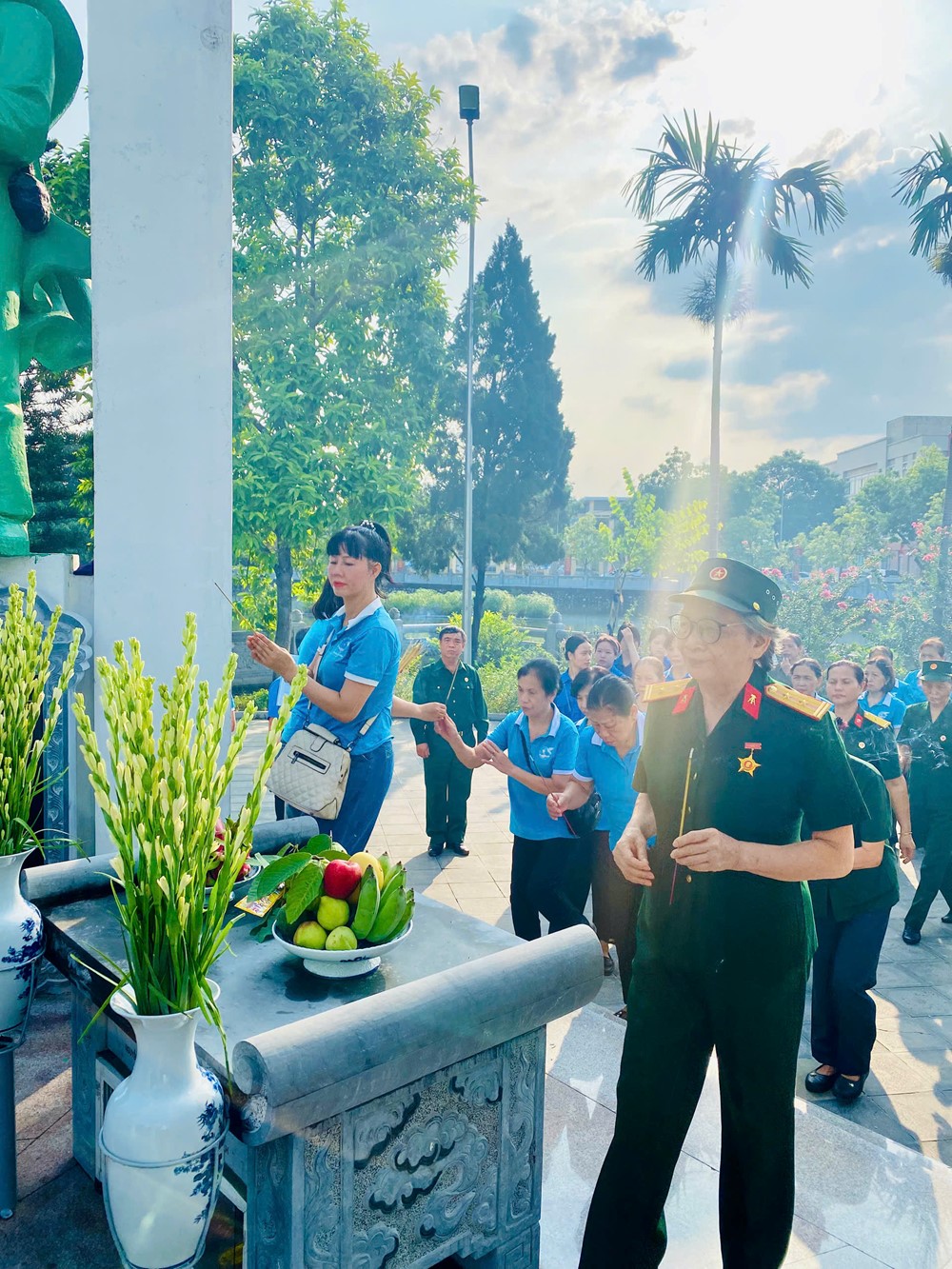 Phường Phú Diễn ra quân tổng vệ sinh môi trường, làm sạch không gian sống - ảnh 1