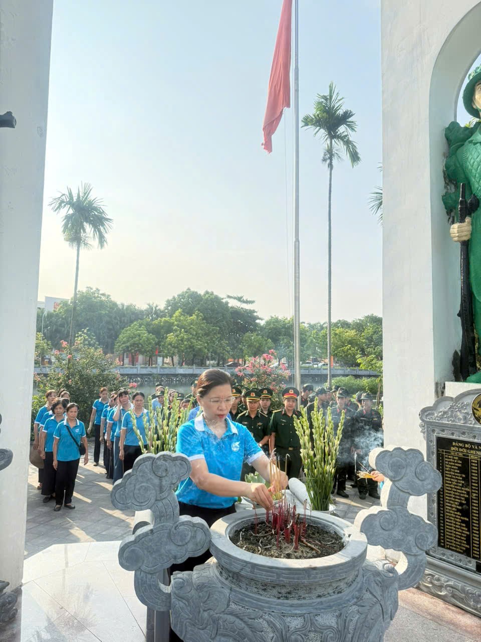 Phường Phú Diễn ra quân tổng vệ sinh môi trường, làm sạch không gian sống - ảnh 2