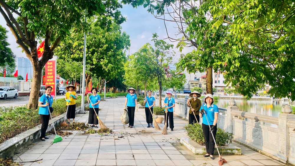 Phường Phú Diễn ra quân tổng vệ sinh môi trường, làm sạch không gian sống - ảnh 4