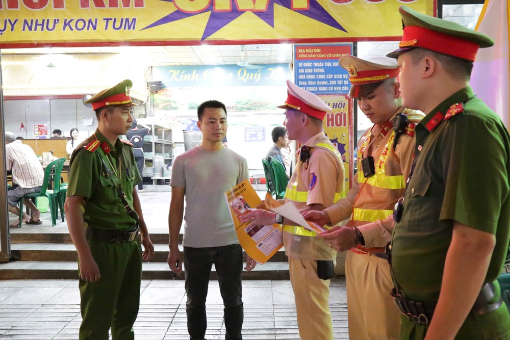Hà Nội: CSGT chủ động phối hợp tuyên truyền, xử lý vi phạm nồng độ cồn - ảnh 1