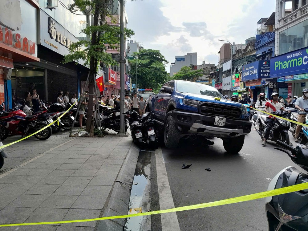 Hà Nội: Ô tô bán tải đâm trúng nhiều xe máy, CSGT và người dân hợp sức cứu nạn nhân - ảnh 1