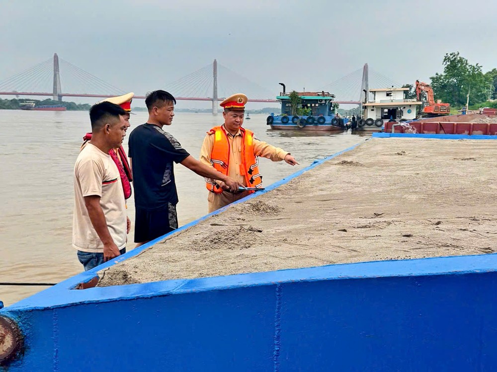 Hà Nội: Tăng cường kiểm tra phương tiện kinh doanh vận tải trên sông Hồng - ảnh 3