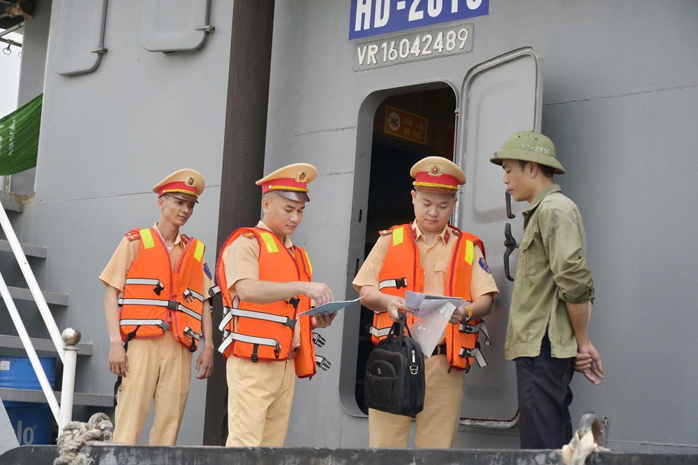 Hà Nội: Tăng cường kiểm tra phương tiện kinh doanh vận tải trên sông Hồng - ảnh 2