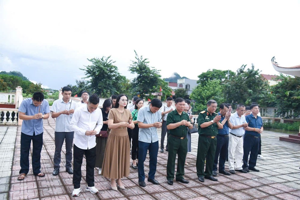 Tặng quà và khám bệnh miễn phí cho thương bệnh binh, các gia đình chính sách - ảnh 1