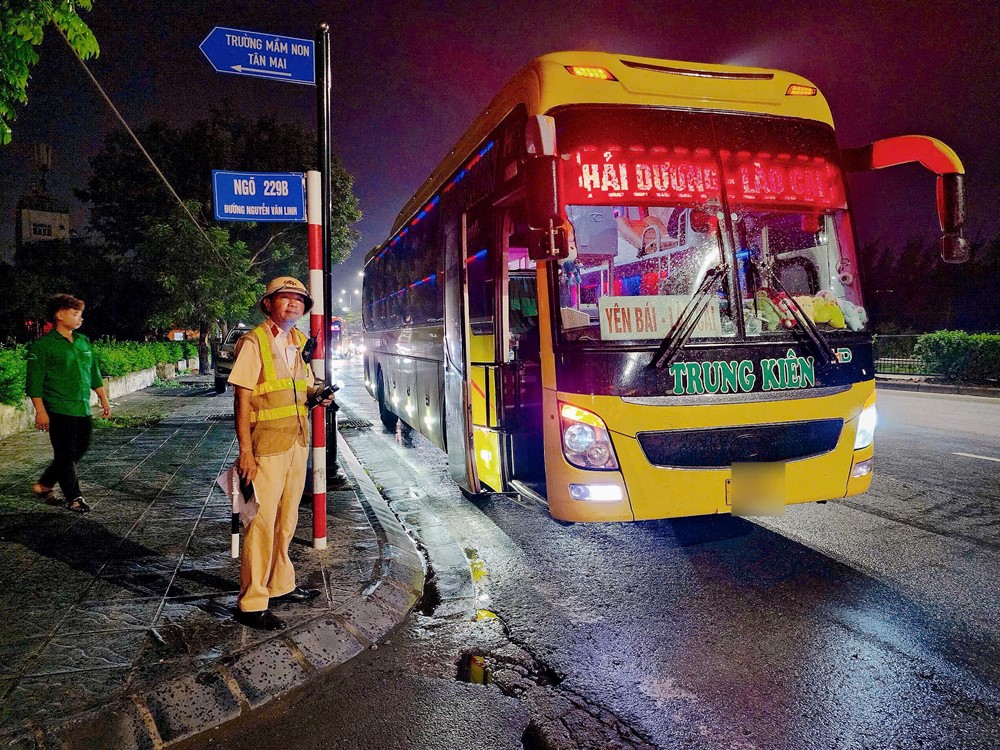 Cảnh sát giao thông Hà Nội xuyên đêm kiểm soát hoạt động vận tải - ảnh 2