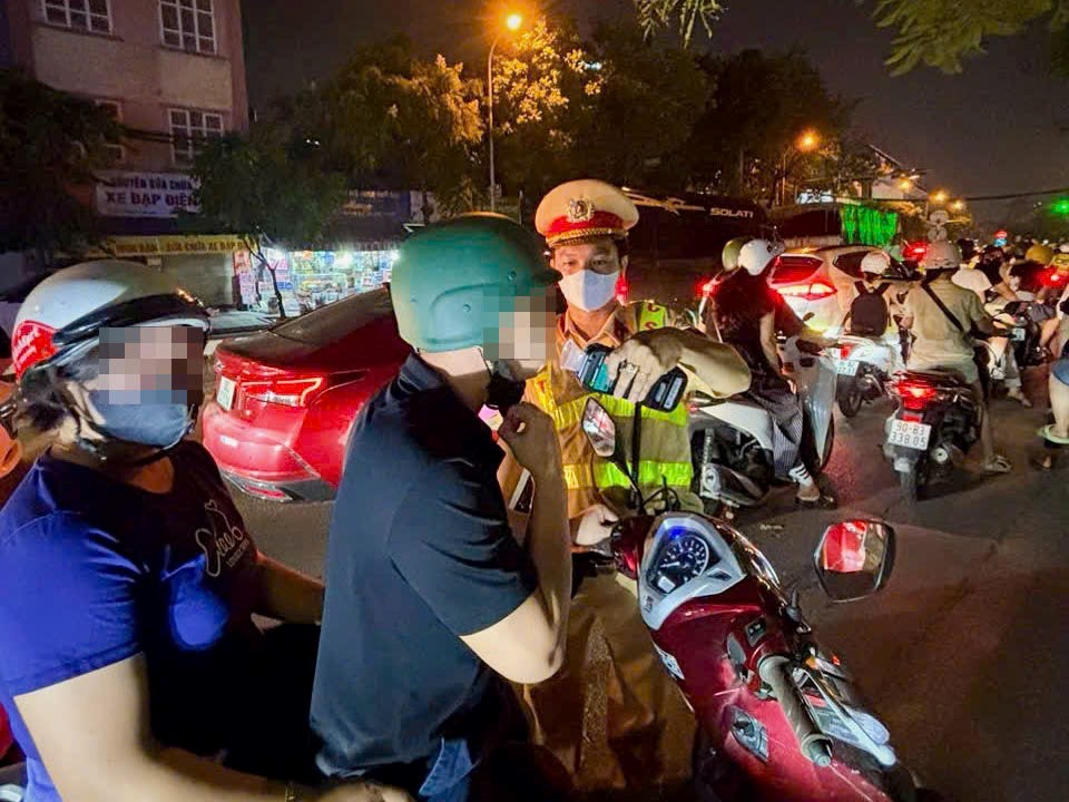 Hà Nội: Linh hoạt trong kiểm soát nồng độ cồn, nhiều trường hợp vi phạm - ảnh 1