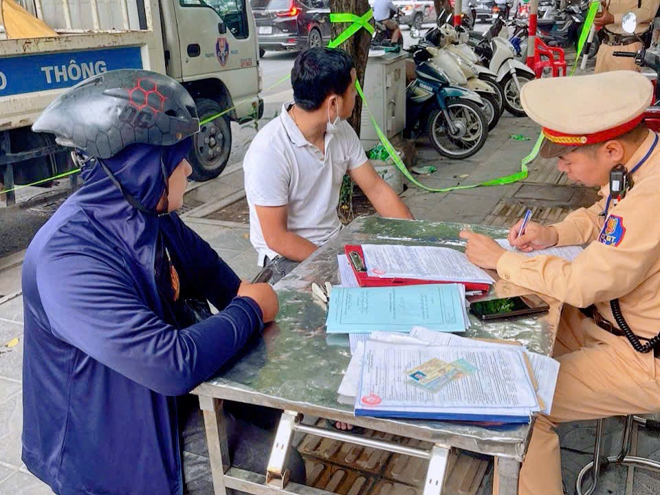 Hà Nội: Phạt nhiều người điều khiển xe mô tô cố tình đi lên đường vành đai 2 trên cao - ảnh 2