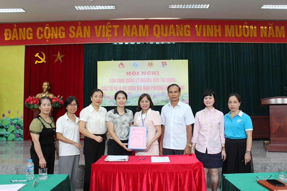 Phường Đông Ngạc tổ chức bàn giao quản lý nguồn vốn tín dụng chính sách - ảnh 3