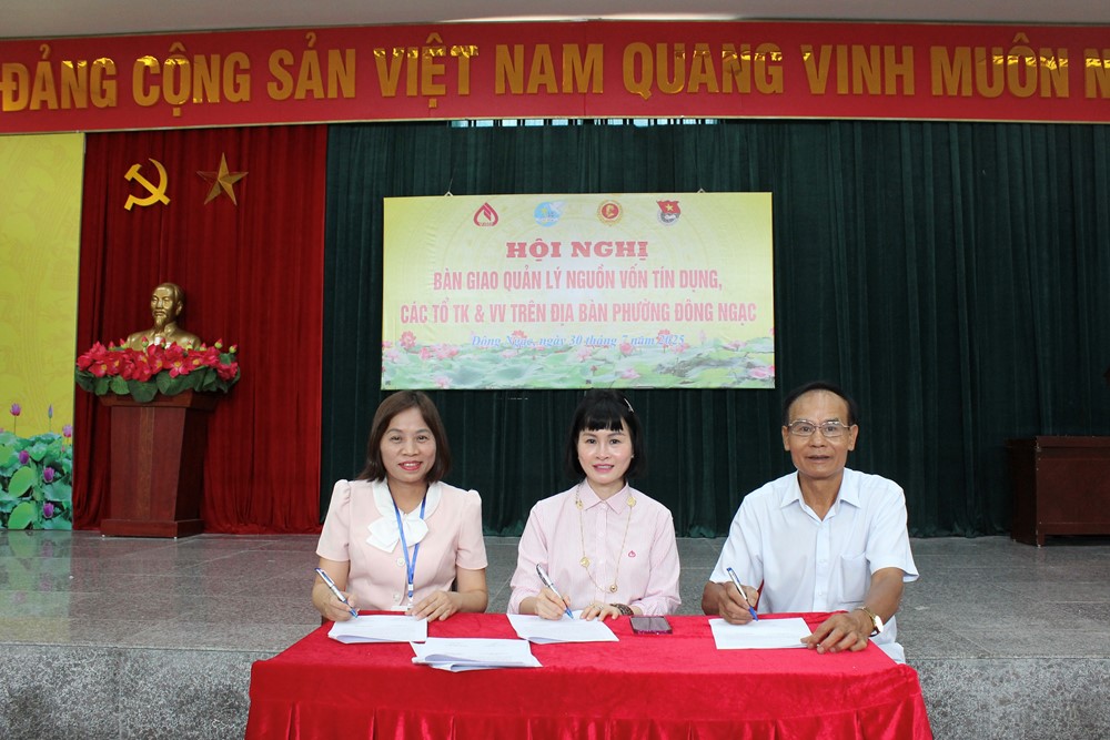 Phường Đông Ngạc tổ chức bàn giao quản lý nguồn vốn tín dụng chính sách - ảnh 4