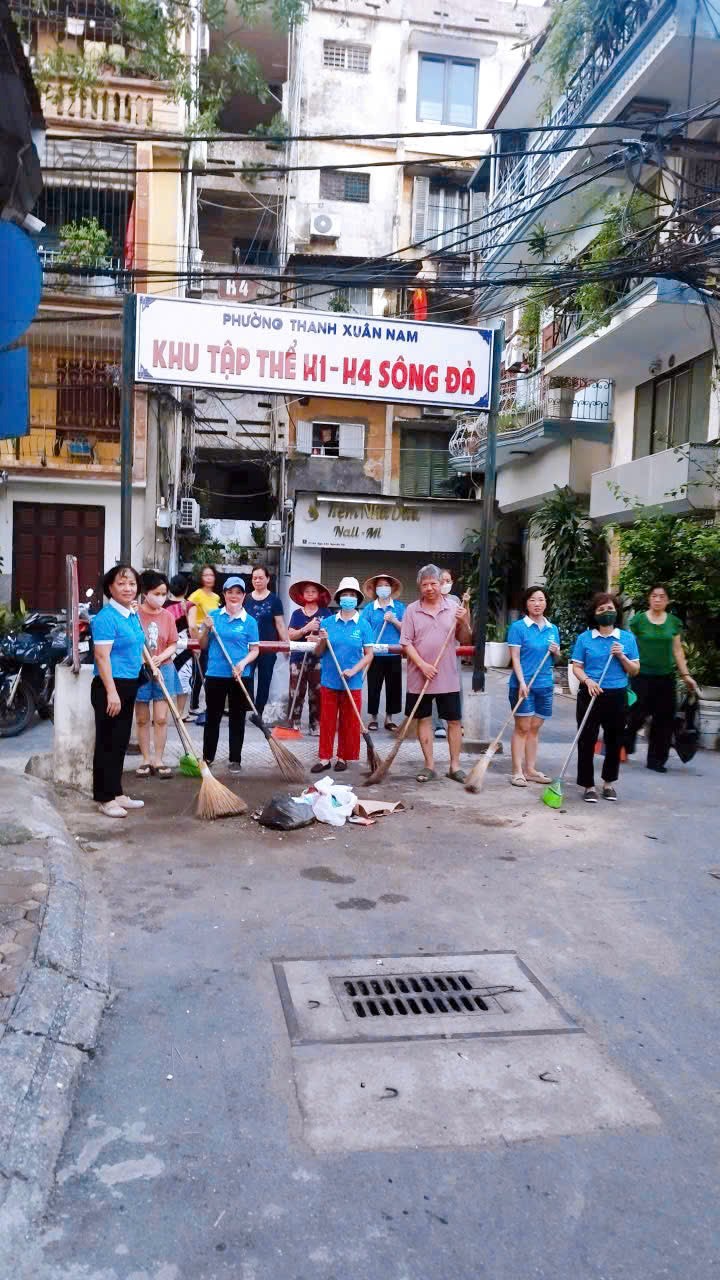 Hơn 200 cán bộ và nhân dân phường Thanh Liệt ra quân vệ sinh môi trường - ảnh 10