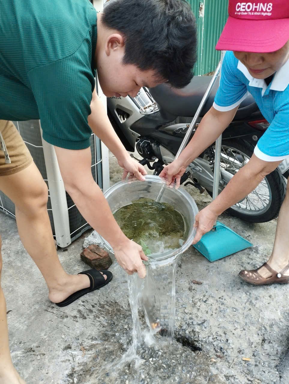 Phường Phú Diễn ra quân tổng vệ sinh môi trường, xây dựng đô thị sáng - xanh - sạch - đẹp - ảnh 5