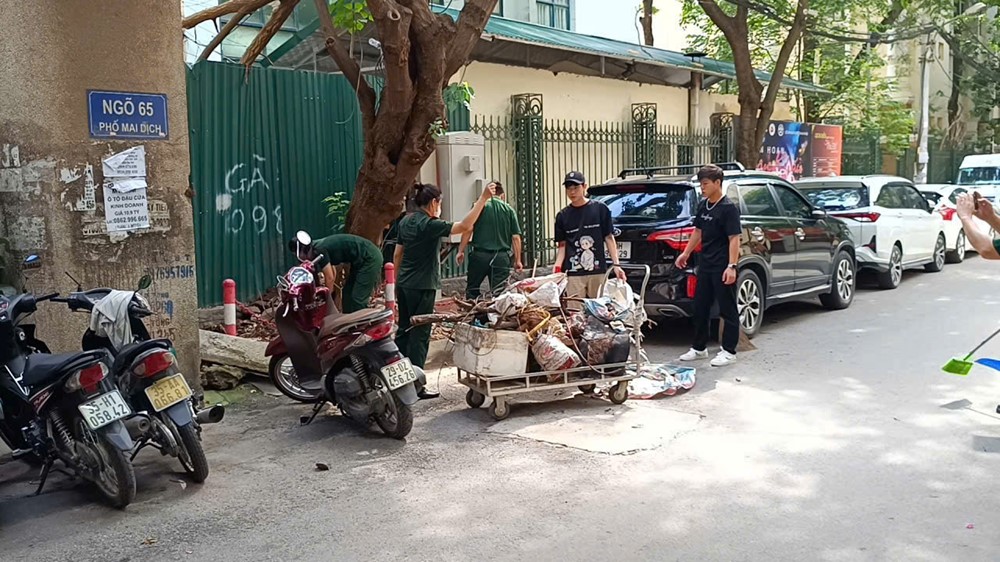 Phường Phú Diễn ra quân tổng vệ sinh môi trường, xây dựng đô thị sáng - xanh - sạch - đẹp - ảnh 7