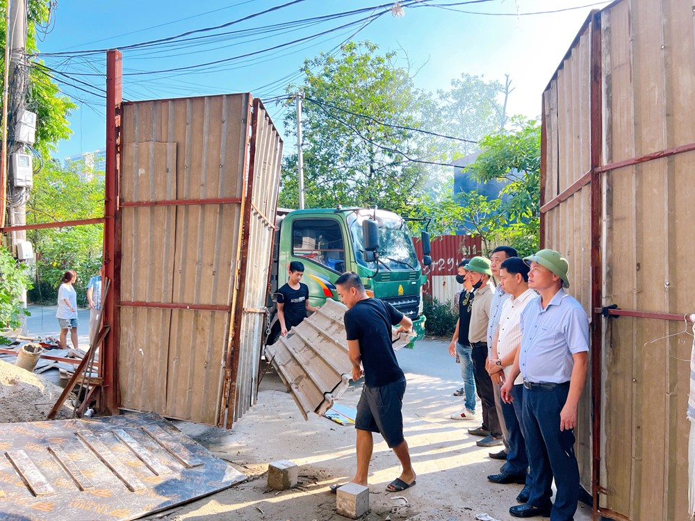 Hơn 200 cán bộ và nhân dân phường Thanh Liệt ra quân vệ sinh môi trường - ảnh 6