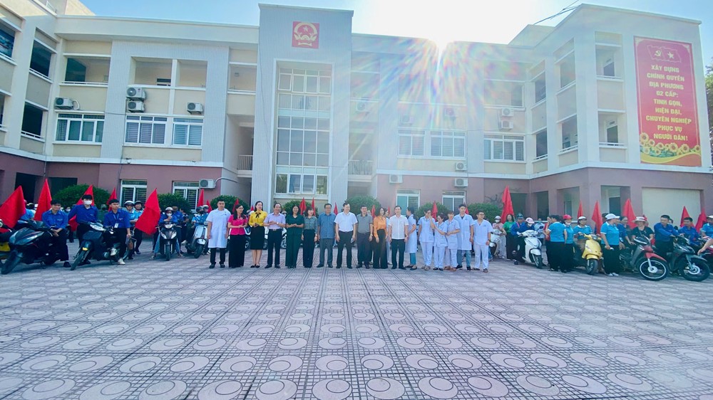 Phường Phú Diễn ra quân tổng vệ sinh môi trường, xây dựng đô thị sáng - xanh - sạch - đẹp - ảnh 1