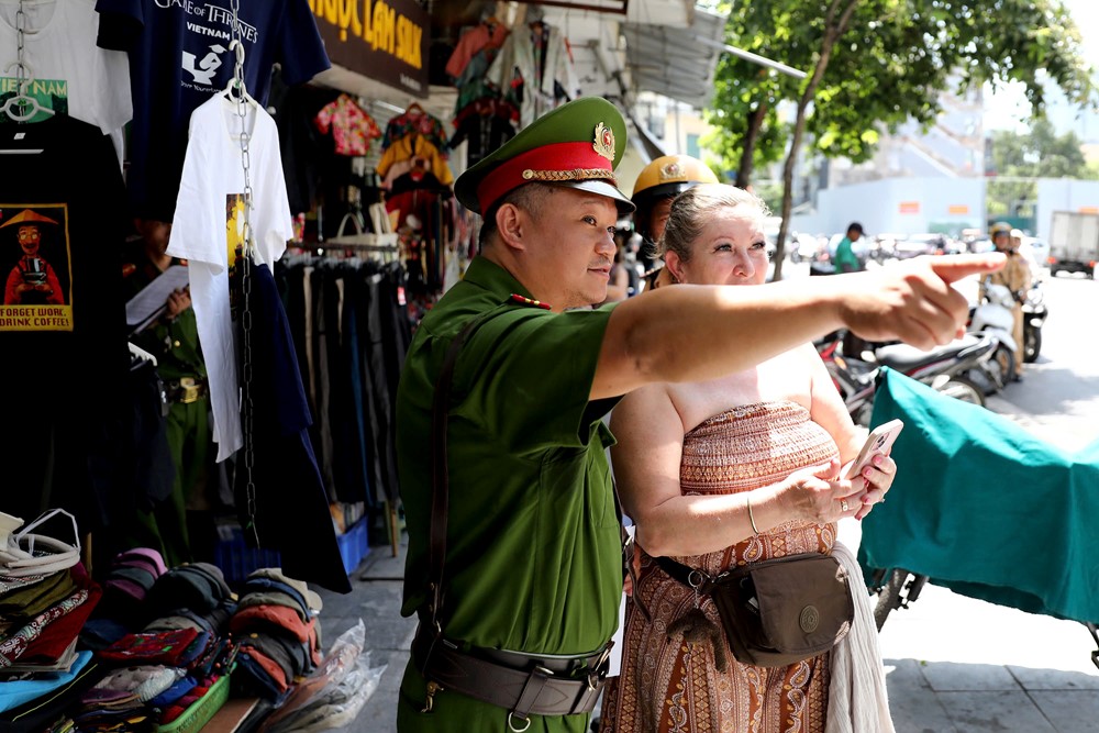 Hà Nội: Cảnh sát giao thông căng mình điều tiết, phân luồng giao thông giữa thời tiết nắng nóng đỉnh điểm - ảnh 8