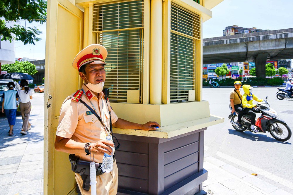 Hà Nội: Cảnh sát giao thông căng mình điều tiết, phân luồng giao thông giữa thời tiết nắng nóng đỉnh điểm - ảnh 9