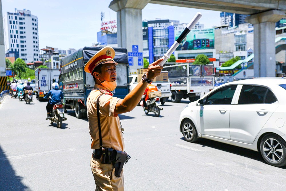 Hà Nội: Cảnh sát giao thông căng mình điều tiết, phân luồng giao thông giữa thời tiết nắng nóng đỉnh điểm - ảnh 2