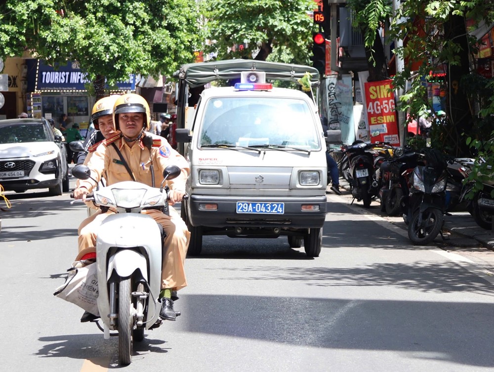 Hà Nội: Cảnh sát giao thông căng mình điều tiết, phân luồng giao thông giữa thời tiết nắng nóng đỉnh điểm - ảnh 12