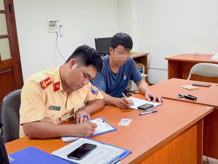 Hà Nội: Tiếp nhận phản ánh qua số điện thoại cá nhân, Trưởng phòng CSGT chỉ đạo xử lý “nóng” - ảnh 4