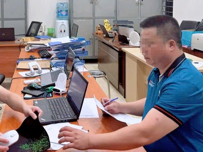 Khẩn trương xác minh người đàn ông rút chìa khóa xe khách trên Vành đai 3 - ảnh 1