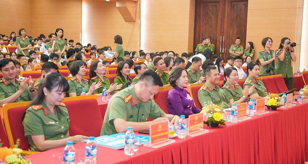 Công an Hà Nội tuyên dương 834 học sinh tiêu biểu, xuất sắc - ảnh 1