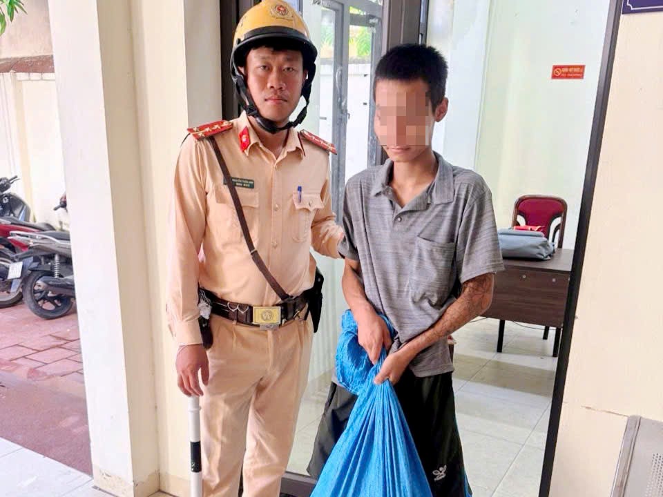 Cảnh sát giao thông Hà Nội kịp thời bắt giữ đối tượng trộm cắp tài sản - ảnh 2