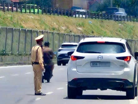 Hà Nội: Xử phạt loạt ô tô cố tình đi vào đường cấm trên đường Đỗ Mười - ảnh 2