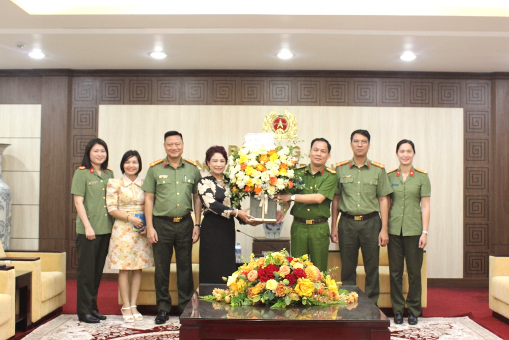 Hội LHPN Hà Nội và báo Phụ nữ Thủ đô chúc mừng Công an TP Hà Nội nhân kỷ niệm Ngày truyền thống ngành - ảnh 2