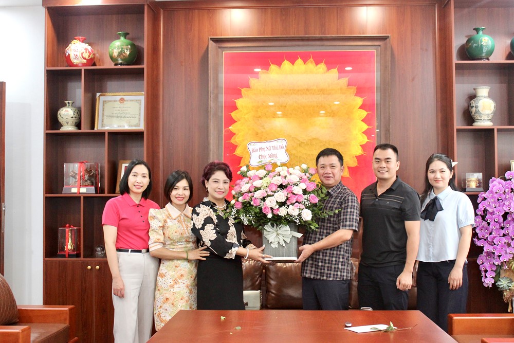 Hội LHPN Hà Nội và báo Phụ nữ Thủ đô chúc mừng Công an TP Hà Nội nhân kỷ niệm Ngày truyền thống ngành - ảnh 4