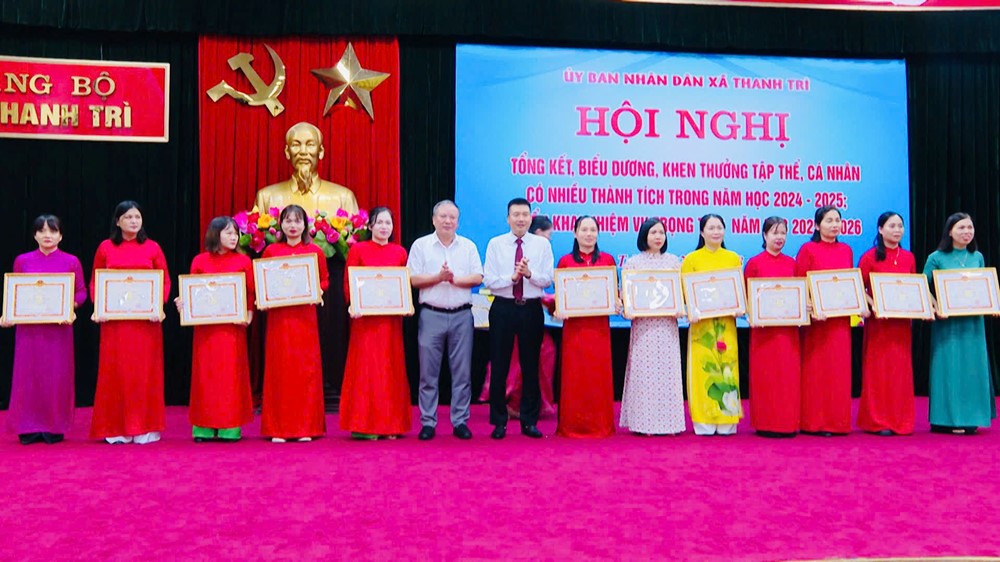 Xã Thanh Trì: Tặng giấy khen cho 5 tập thể và 54 cá nhân đạt thành tích cao trong sự nghiệp giáo dục  - ảnh 3
