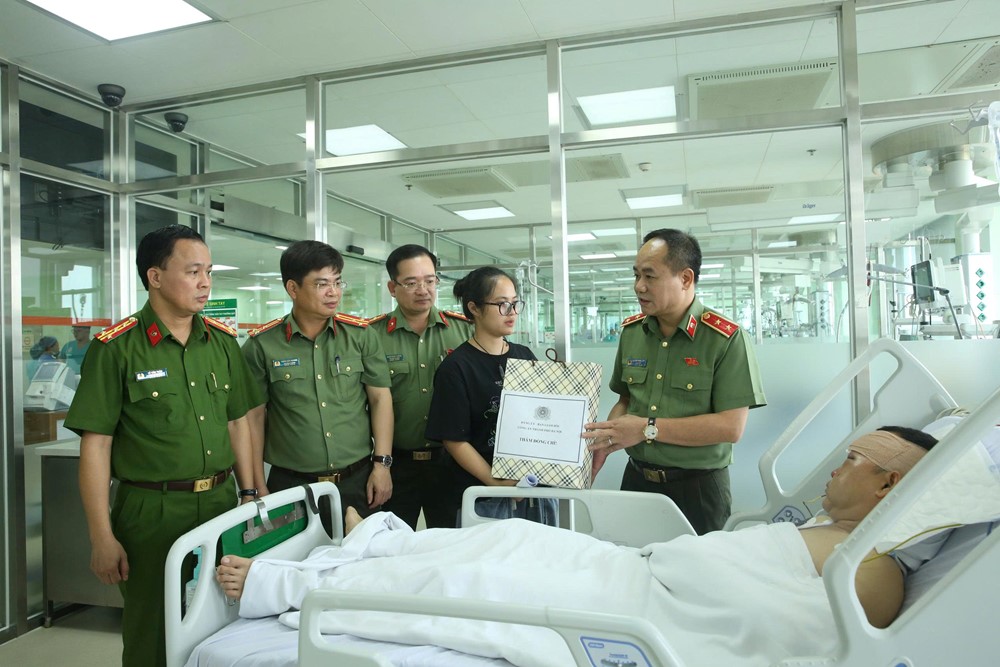 Giám đốc Công an TP Hà Nội thăm hỏi cán bộ bị thương khi làm nhiệm vụ - ảnh 3