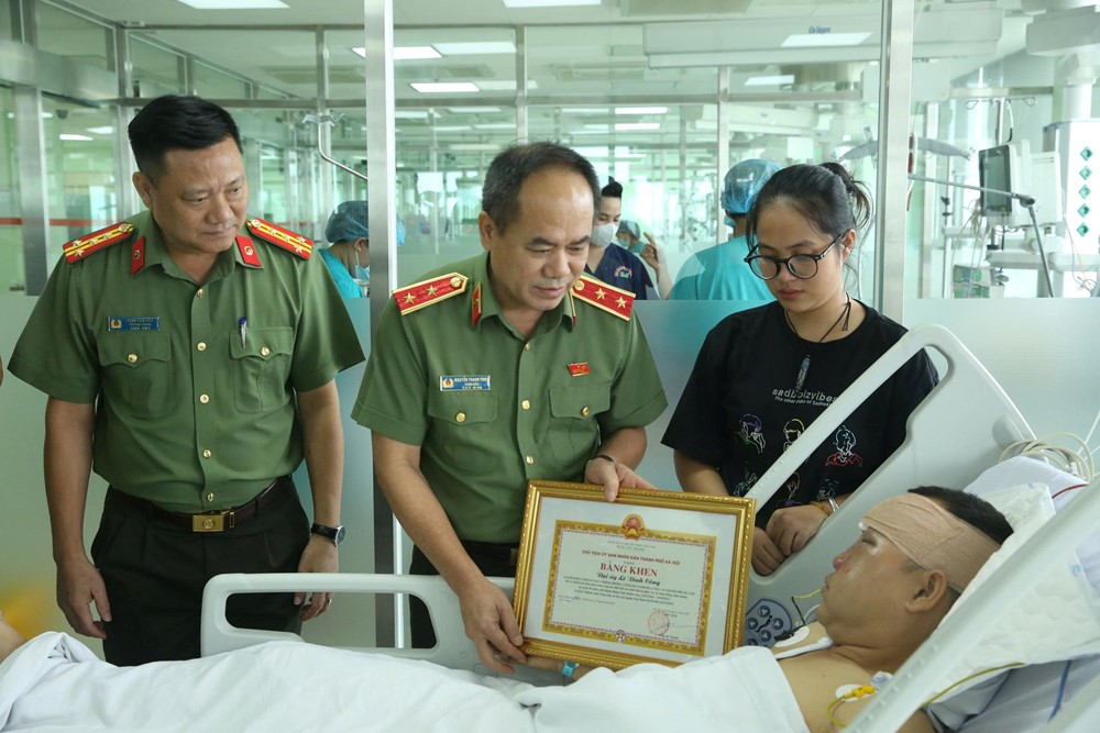 Giám đốc Công an TP Hà Nội thăm hỏi cán bộ bị thương khi làm nhiệm vụ - ảnh 2